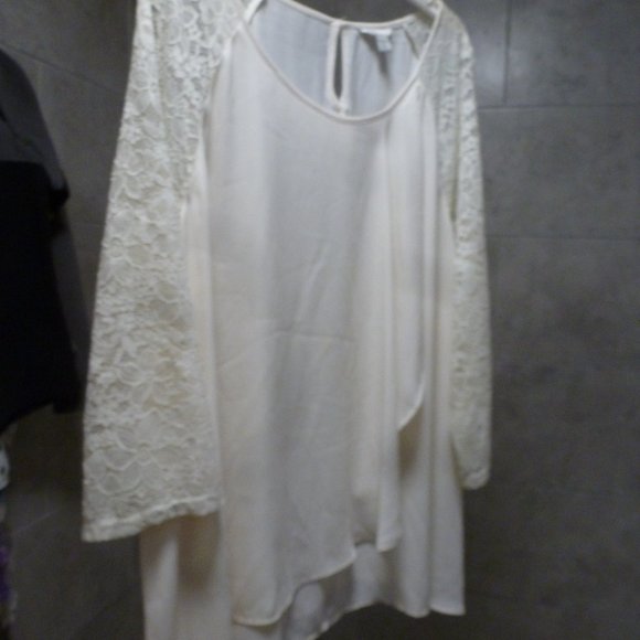 Cato 26/28 White Double layered draped front 3/4 Sleeve Top w/ Lace sleeves - Picture 4 of 12
